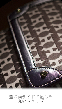 蓋の両サイドに配した丸いスタッズ