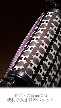 ボディの背面には便利な大きめのポケット